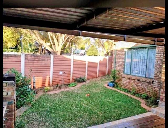 2 BEDROOM TOWNHOUSE FOR SALE IN ROOIHUISKRAAL NORTH